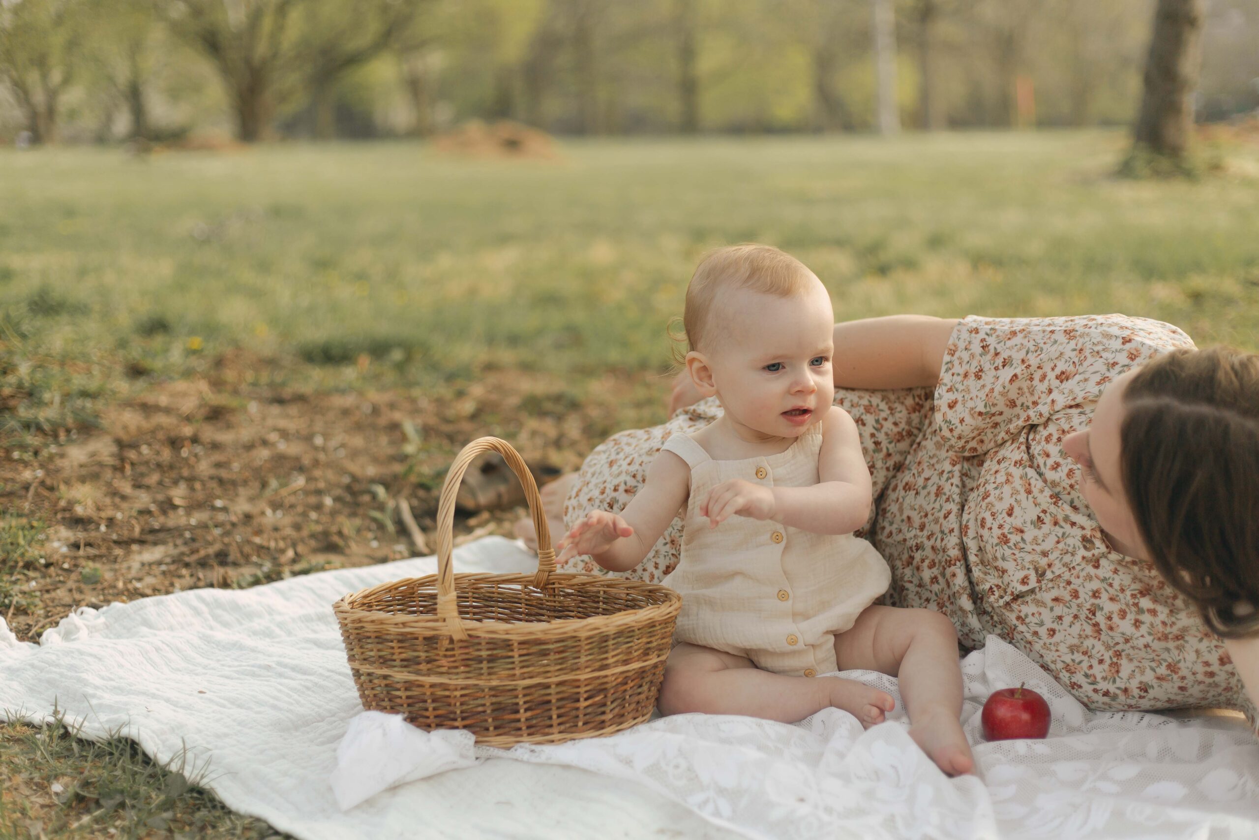 mother's day picnic mini session 2023
