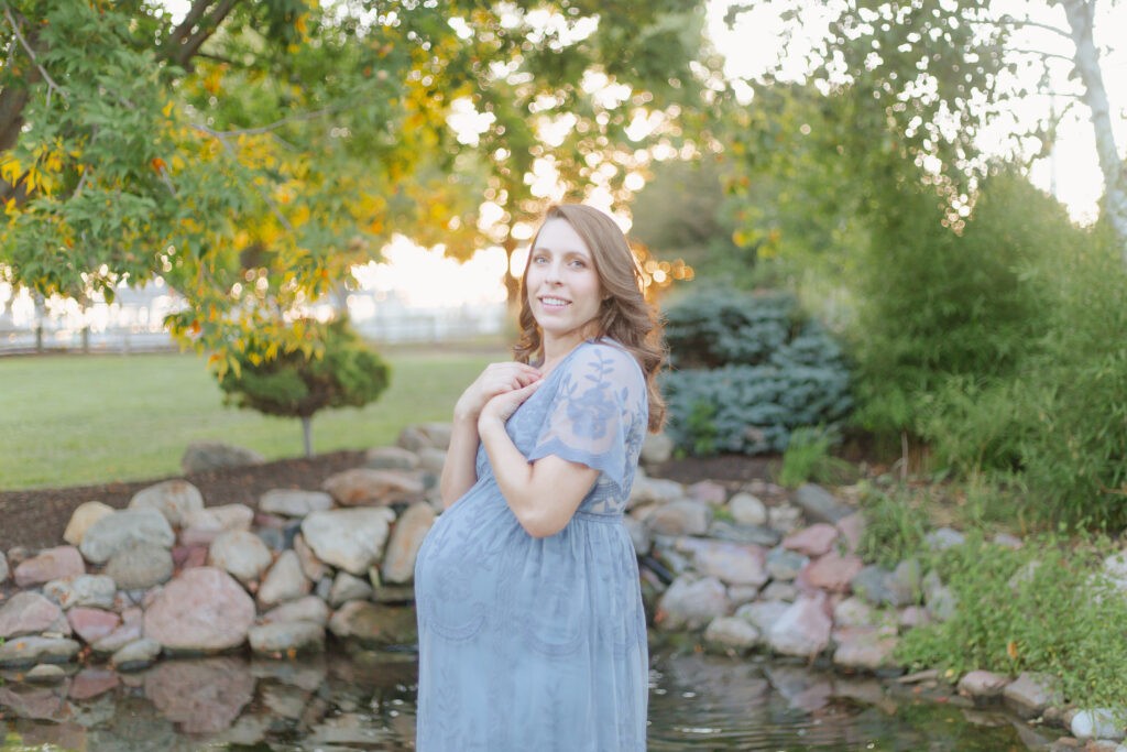 maternity photo at OPPD Arboretum in Omaha, NE